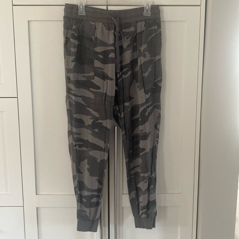Splendid Camouflage Exercise Pants with Elastic Waistb Elastic Waist and Cuffs